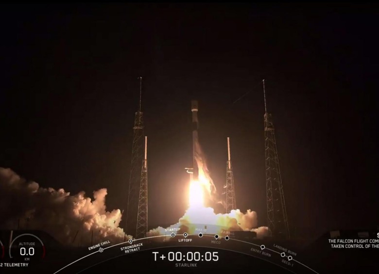  El cohete Falcon 9 de SpaceX con 60 satélites de Starlink despegando hacia el espacio. FOTO: AFP