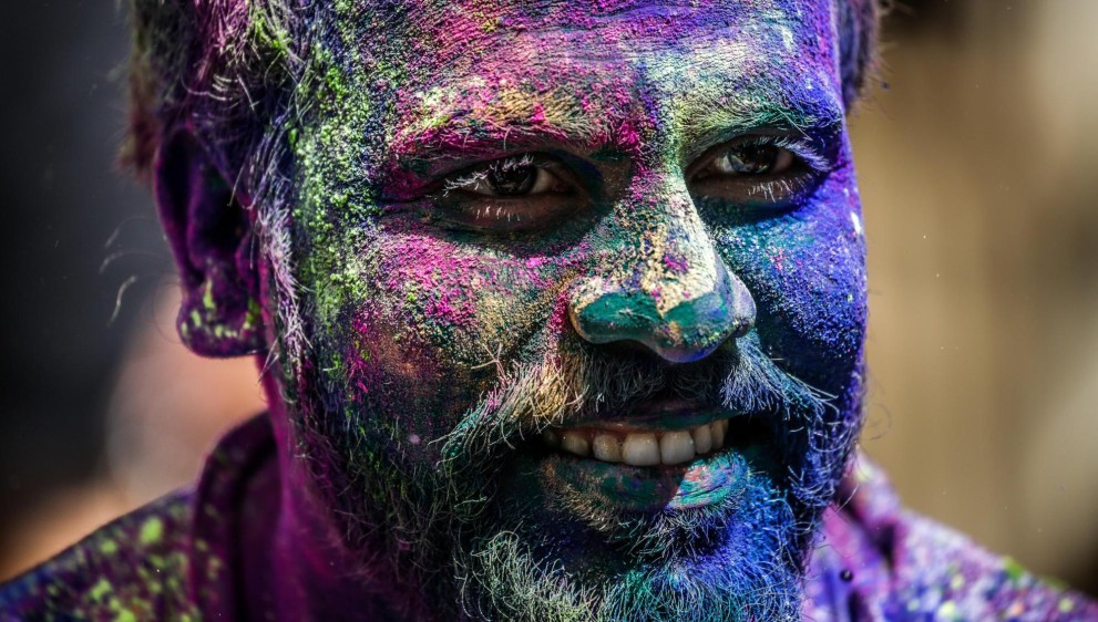 Los rostros de colores, son los protagonistas en el festiva Holi en las calles de Bombay. Foto: EFE/ Divyakant Solanki