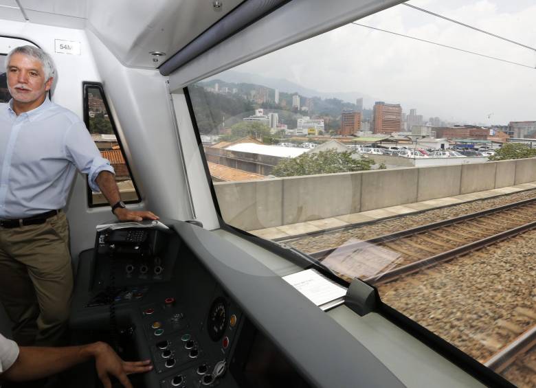 El alcalde de Bogotá, Enrique Peñalosa, tuvo en cuenta el Metro de Medellín como referente para la construcción del metro en la capital. FOTO julio césar herrera 