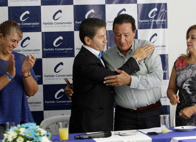 Las senadoras Olga Suárez (izquierda) y Nidia Marcela Osorio (derecha), así como Gabriel Zapata respaldaron la candidatura de Luis Pérez a la Gobernación de Antioquia. FOTO donaldo zuluaga