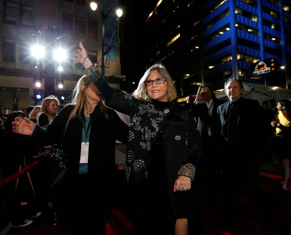 Sus últimos trabajos en el cine, antes de regresar a la saga Star Wars, fueron Sorority Row (2009, Stewart Hendler) y Maps to the Stars (2014, David Cronenberg). Fisher regresó a Star Wars en El despertar de la fuerza de J. J. Abrams estrenada el año pasado. FOTO Reuters
