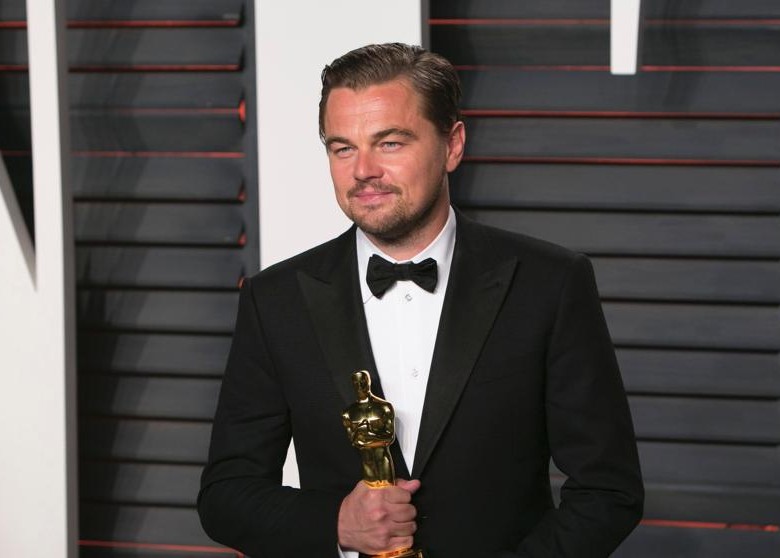 Leonardo DiCaprio se demoró 27 años para ganar su primer Oscar. Lo hizo en 2016 como Mejor actor por El renacido. FOTO AFP