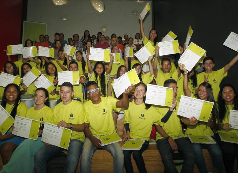 En ceremonia realizada en la universidad Eafit, los beneficiarios recibieron las becas de la Fundación Argos. Todos expresaron su agradecimiento porque la beca cambiará sus vidas. FOTO jaime pérez