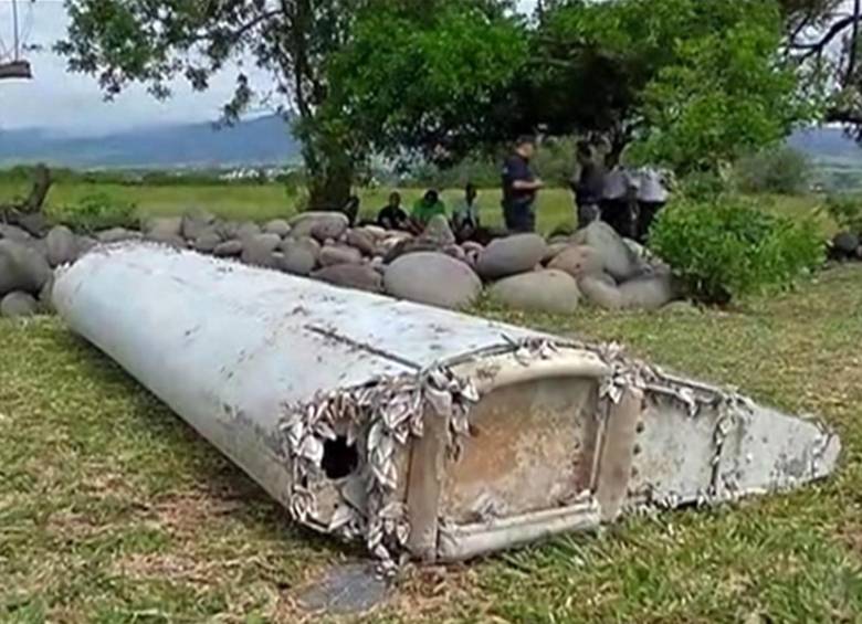 Esta es una ala que se encontró en la isla francesa de la Reunión, y que será investigada para saber si es parte del avión malasio desaparecido. Foto AP
