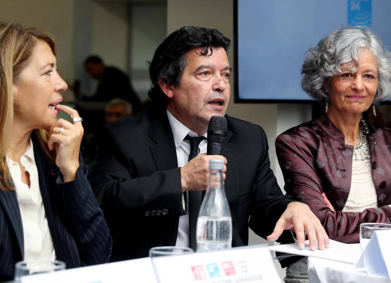 El director de France 24 en español, Álvaro Sierra, habló con Marie Christine Saragosse (izquierda), directora de France Medias Monde, y Alexandra Pineda, jefa de Redacción de Radio Francia Internacional, durante la rueda de prensa de presentación del canal, realizada Bogotá. Foto Efe.