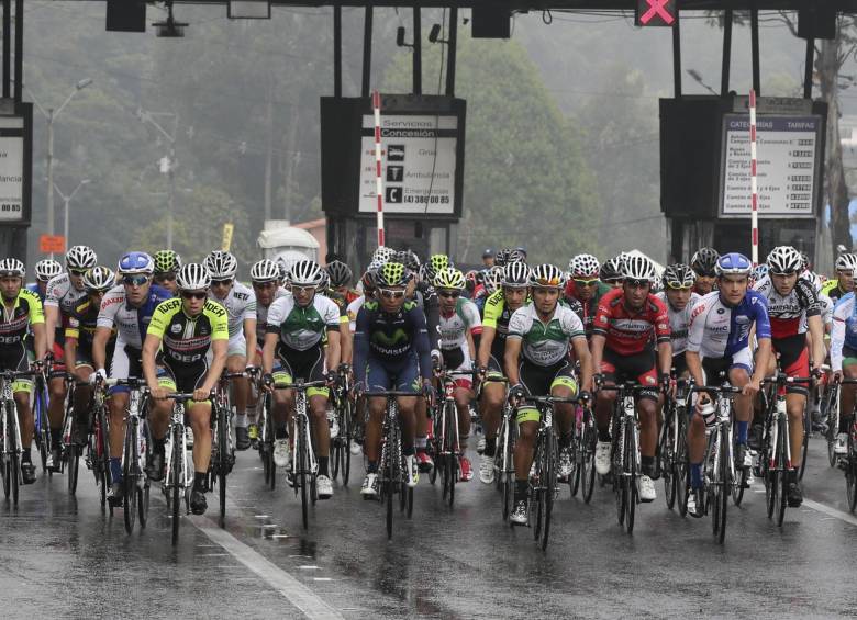 El grupo de ciclistas pasando el peaje de la Autopista Medellín- Bogotá. FOTO COLPRENSA