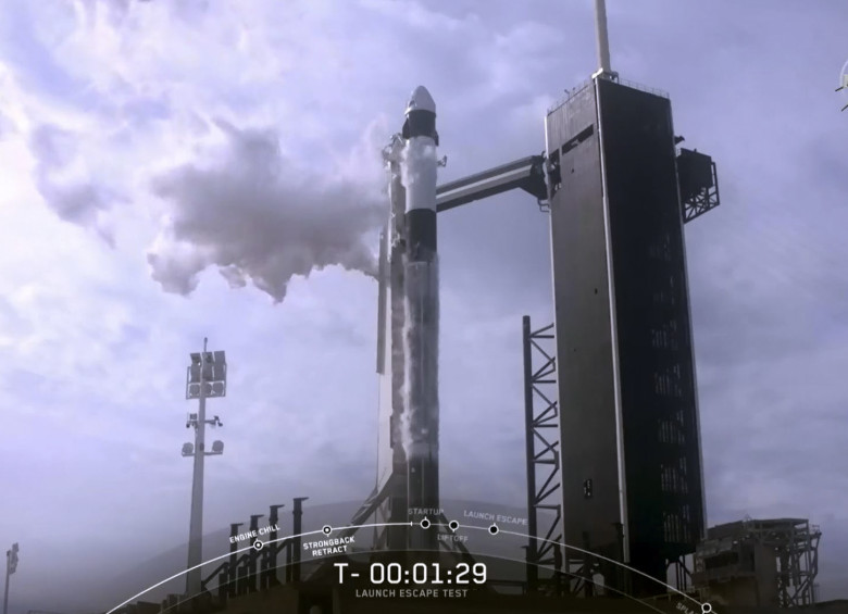 SpaceX logró simular con éxito este domingo la expulsión de emergencia de astronautas de un cohete momentos después del lanzamiento. Foto: AFP. 