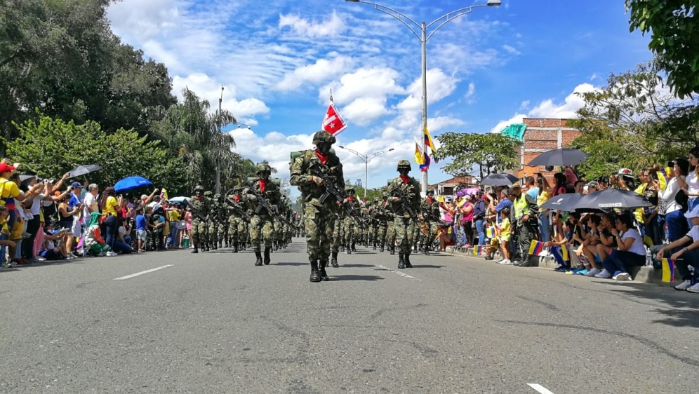 La carrera 70 vibró este sábado con el desfile militar y policial del 20 de julio contará este año con la presencia de 7.500 hombres y mujeres de las Fuerzas Militares y 3.300 de la Policía.