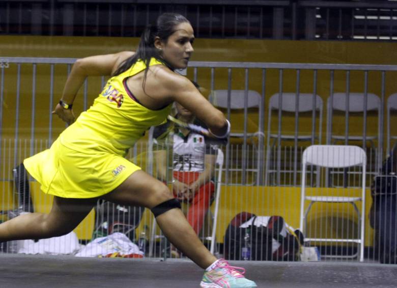La local Catalina Peláez, quien tiene una molestia en su rodilla, cayó ante la inglesa Emily Whitlock. FOTO Archivo-colprensa