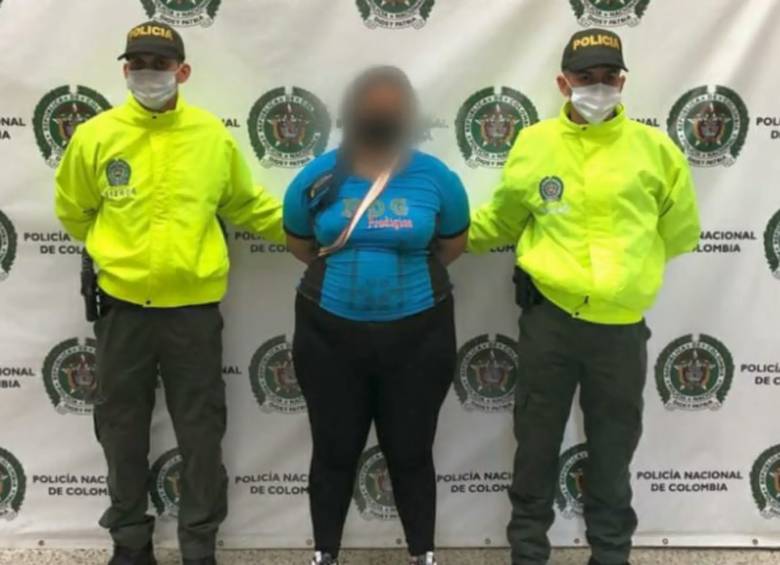 Así presentaron las autoridades a la sospechosa de cometer el crimen, en un apartamento de Medellín. FOTO: CORTESÍA DE LA FISCALÍA.