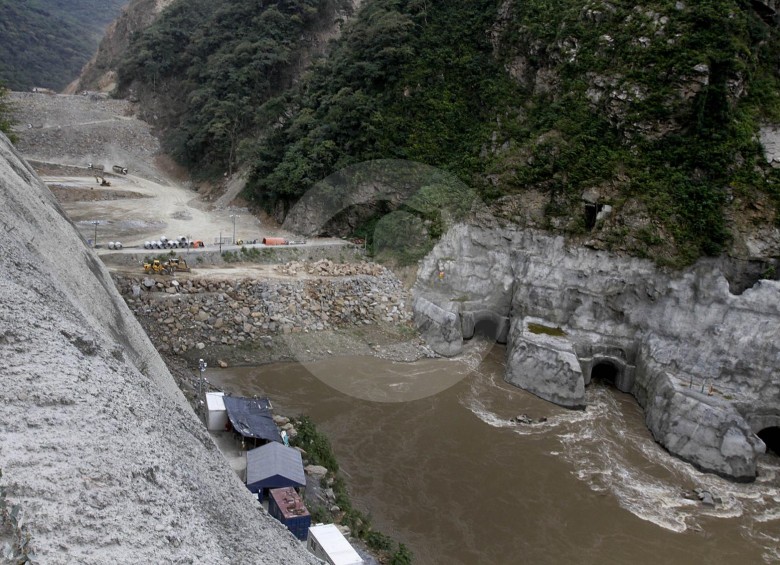 Una de las hipótesis del represamiento del río Cauca, según las directivas de EPM, es que este afluente atraviesa 157 municipios de Colombia y lleva gran cantidad de material residual. FOTO Archivo Donaldo Zuluaga