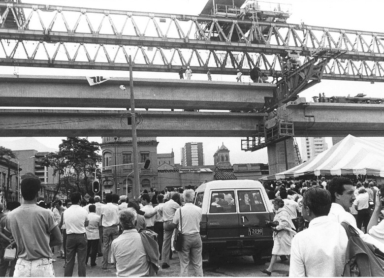 La última viga del viaducto central del metro de Medellín se terminó de ensamblar en Bolívar con La Paz. FOTO Hernando Vásquez “Hervásquez” - Archivo El Colombiano 