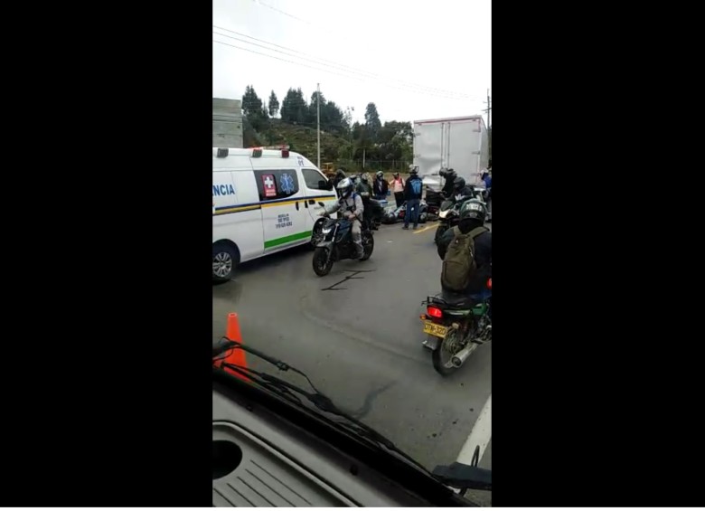 Dos personas que iban en motocicleta chocaron contra un furgón. FOTO: CORTESÍA GUARDIANES ANTIOQUIA
