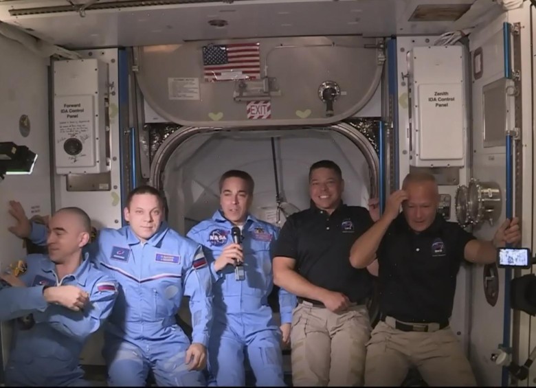 Esta imagen de captura de la Nasa muestra a los astronautas Doug Hurley y Bob Behnken junto a su colega Chris Cassidy y los cosmonautas rusos Anatoly Ivanishin e Ivan Vagner. FOTO AFP/NASA TV/HANDOUT