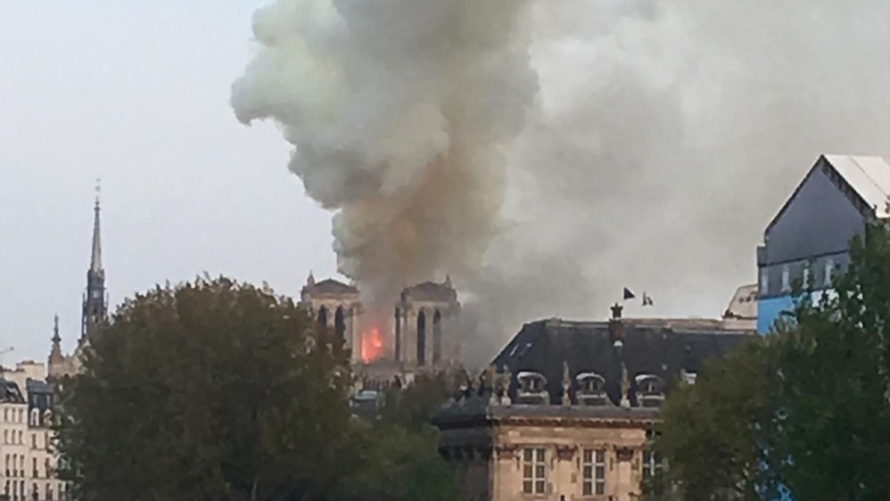 Las inmensas llamas devoraron parte del techo del edificio, emitiendo un espeso humo amarillento que se propagaba a varios kilómetros a la ronda. FOTO AFP