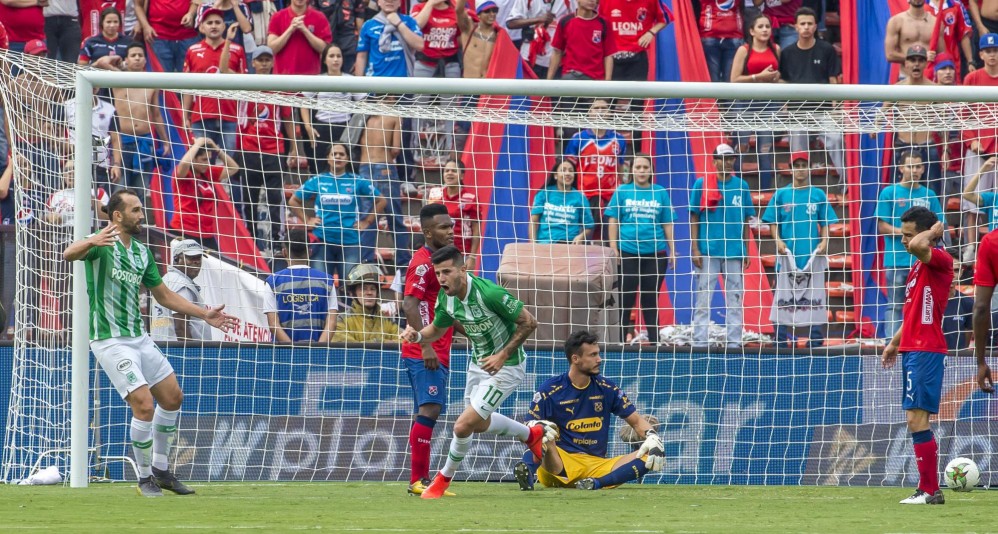 Alegría verde y desazón roja en la anotación del primer gol de Cepellini. Foto Juan Antonio Sánchez O