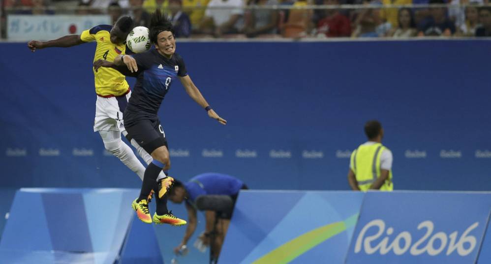 Deiver Machado y Shinya Yajima luchan por un balón durante el compromiso que empataron 2-2 Colombia y Japón en la segunda fecha del fútbol masculino en Juegos Olímpicos. FOTO Reuters