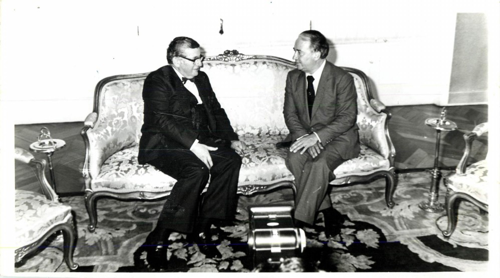 El presidente Belisario Betancur Cuartas (der) y su antecesor Julio César Turbay Ayala (izq), dos polos opuestos en la política colombiana de los años 70 y 80. FOTO archivo el colombiano