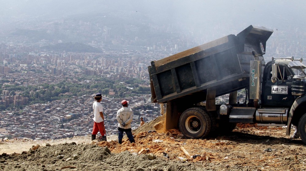 A 20015, las volquetas siguen descargando escombros allí, a pesar de que las familias de los desaparecidos han pedido con insistencia que se detenga la actividad.Foto: Donaldo Zuluaga.