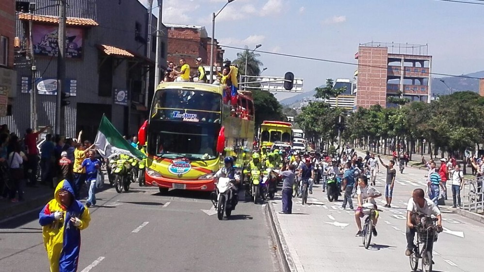 Mariana Pajón, Carlos Ramírez y Carlos Mario Oquendo recorrieron las calles de Medellín para compartir con la gente sus logros deportivos. FOTO JAIME PÉREZ
