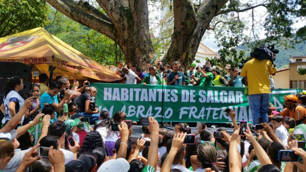 En cabeza del presidente Juan Carlos de la Cuesta y del saliente técnico Juan Carlos Osorio, el equipo viajó para solidarizarse con la tragedia por la avalancha del pasado 18 de mayo que acabó con la vida de 93 personas. FOTO CORTESÍA ATLÉTICO NACIONAL.