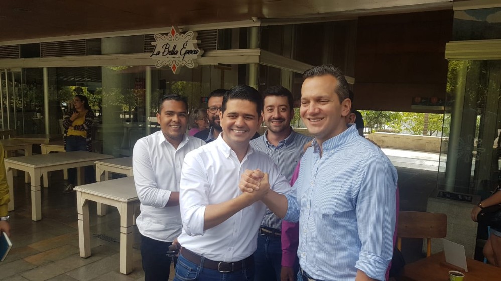 En un establecimiento de Plaza Mayor el 23 de julio de este año, Rodolfo Correa y Alfredo Ramos estrecharon sus manos y anunciaron una alianza que todavía no es clara. FOTO juan camilo montoya e.