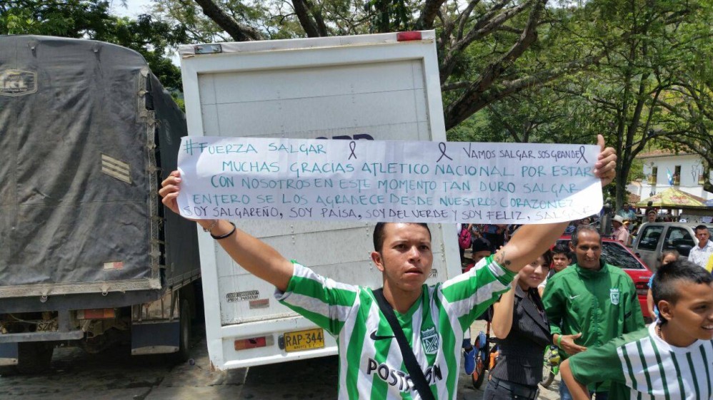 “Habitantes de Salgar, un abrazo FraterNAL” rezaba una pancarta dispuesta en el parque principal del municipio. FOTO CORTESÍA ATLÉTICO NACIONAL.