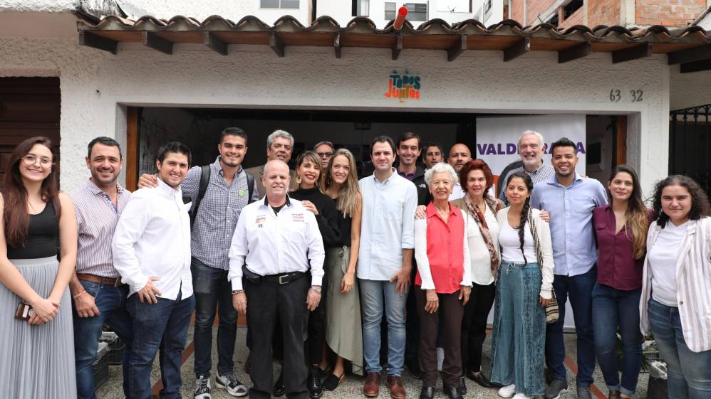 Valderrama y su equipo asesor. FOTO Cortesía campaña