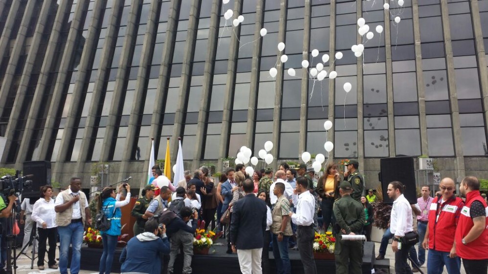 En acto público llevado a cabo en la plazoleta del Centro Administrativo La Alpujarra, se hizo apertura oficial de la jornada electoral para el Plebiscito con la presencia del Gobernador. FOTO ALEX HEREIRA