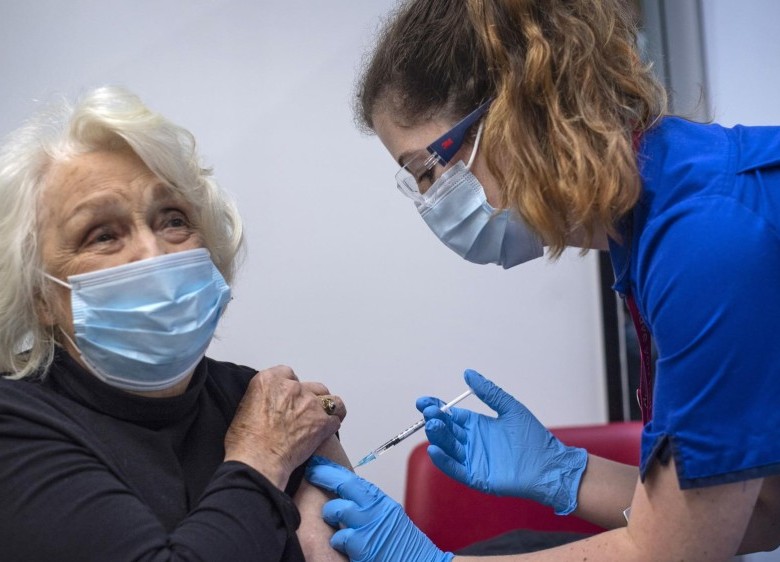 Reino Unido empezó la semana pasada la vacunación en sus grupos vulnerables. FOTO AFP