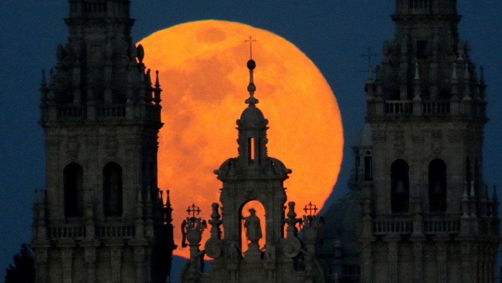 Superluna sobre Santiago de Compostela. Foto: EFE