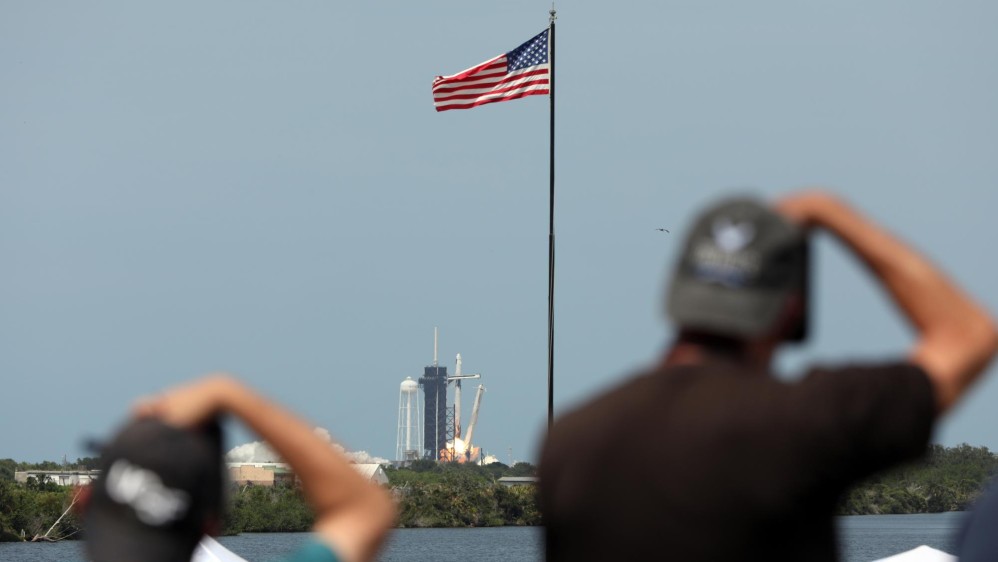 Luego de lograr su tarea de extraer a los dos astronautas de la gravedad terrestre, la primera etapa del cohete de 70 metros se separó de acuerdo a lo previsto, y regresó para posarse, en vertical, sobre una plataforma en Florida. FOTO AFP