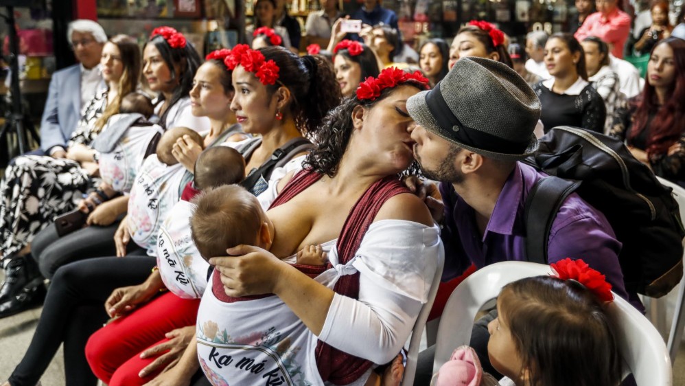 Los espacios también pueden ser utilizados por los padres para dar biberón a sus pequeños. Foto: Jaime Pérez.