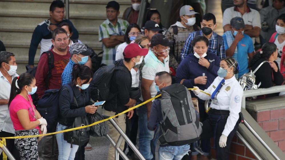 “Las excepciones son claras: solo se permite la salida al municipio de origen demostrado y con autorización de la alcaldía de salida y la de llegada”, expresó el mandatario. Foto: Juan Antonio Sánchez. (Terminal del Norte)