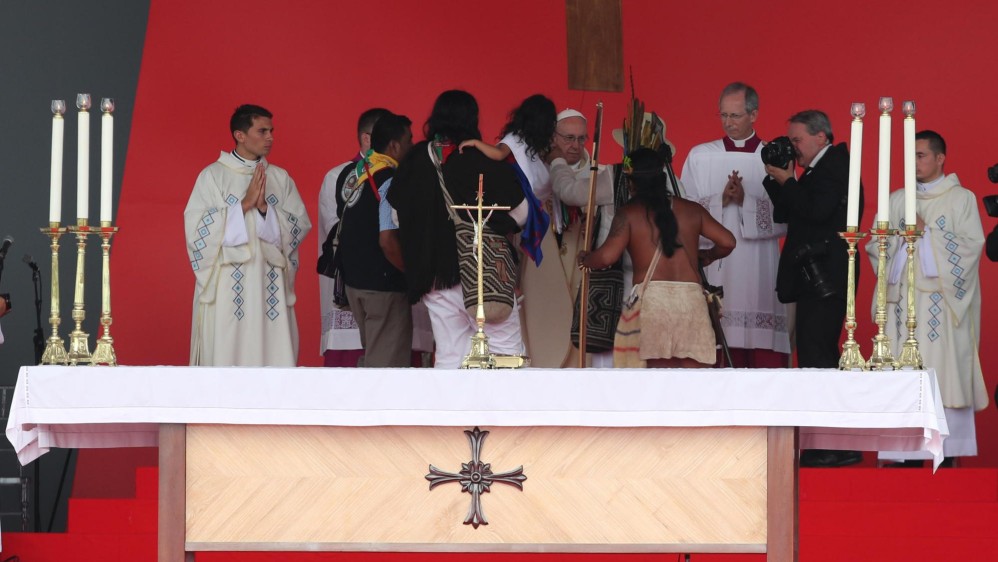 El Papa abrazó y besó a varios niños indígenas, recibió un collar de los nativos y un sombrero vueltiao, que no dudó en ponerse. FOTO EFE