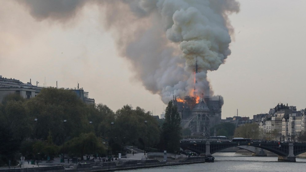 El fuego empezó en la parte superior de la catedral, indicaron los bomberos alrededor de las 4:50 de la tarde (hora local). FOTO AFP