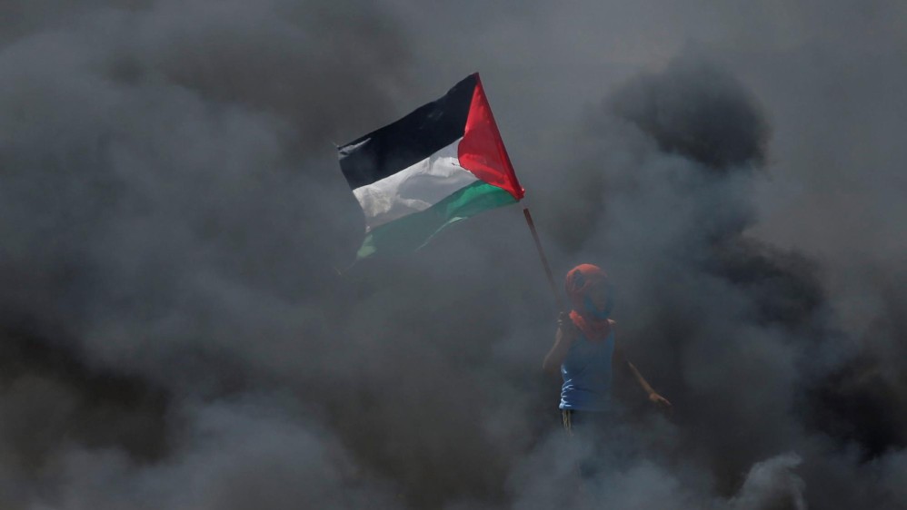Luego del anuncio de Estados Unidos de abrir una embajada en Jerusalén, cientos de palestinos iniciaron protestas en la franja de Gaza, lo que llevó a una represión con armas letales del ejército israelí que ya deja más de 58 muertos y 2.700 heridos por las balas. Foto: Reuters