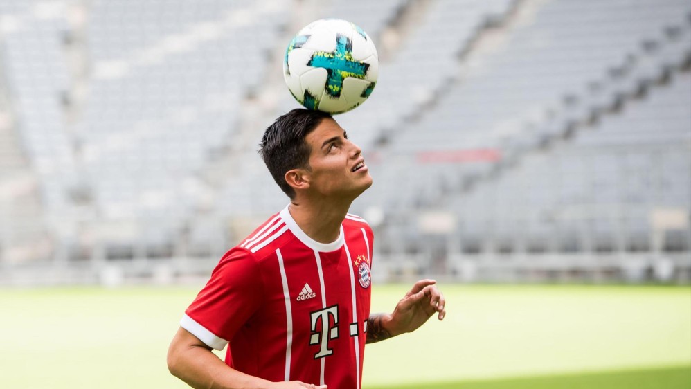 Luego del evento, James saltó a la cancha del Allianz Arena para tocar el balón con la indumentaria de su nuevo equipo. FOTO EFE