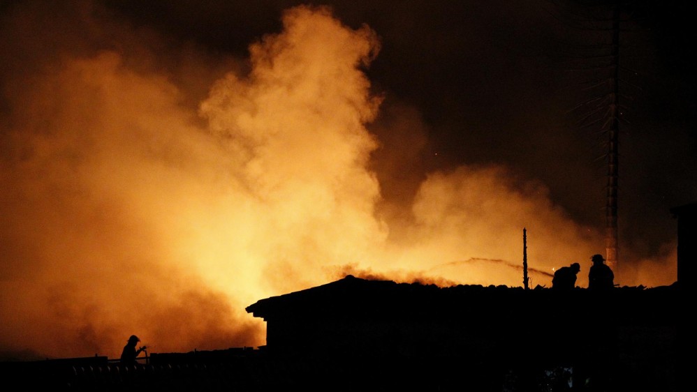 El Sábado en la noche, al parecer por culpa de un globo, se desató un incendio que consumio la fábrica de colchones Metroflex, ubicada en el corregimiento La Tablaza, en límites de los municipios de La Estrella y Caldas. FOTO JAIME PÉREZ 