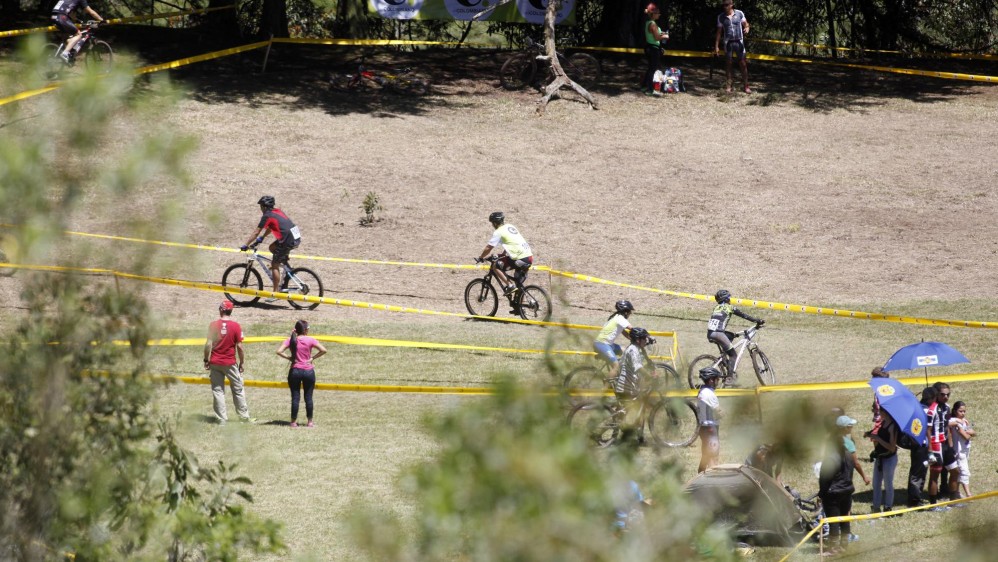 Fabio Castañeda y Ashlie Hinestroza en la categoría Élite, fueron los grandes ganadores de la prueba de Cross Country de Ciclomontañismo del Clásico El Colombiano Indeportes Antioquia 2015, que se corrió este domingo en el Recinto Quirama de Rionegro. FOTO MANUEL SALDARRIAGA.