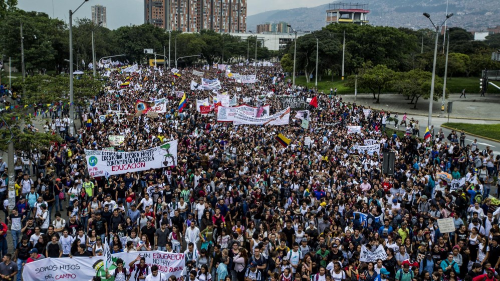 Miles de estudiantes, maestros y población en general se reunieron en las principales plazas de las ciudades. Foto Jaime Pérez