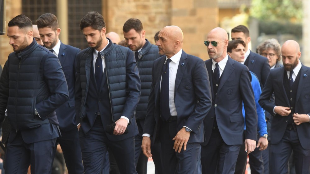 El director del Inter de Milán, Luciano Spalletti, llega con los jugadores al funeral del capitán de la Fiorentina FOTO AFP