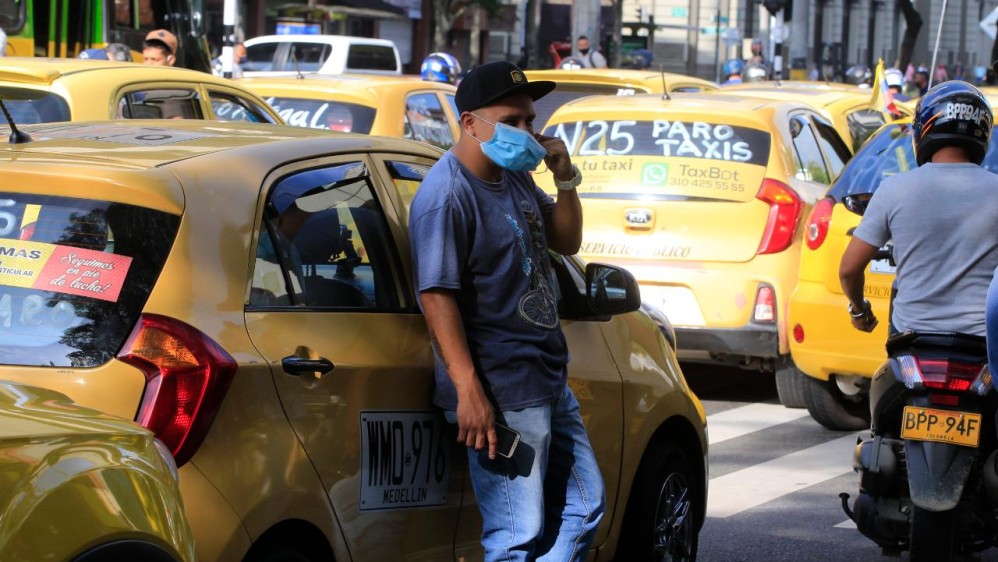 A las 2:00 a. m., comitivas de taxistas empezaron a llegar a la avenida Las Palmas, la Floresta, autopista Medellín - Bogotá y San Juan con la 65. Las manifestaciones también se están llevando a cabo en Bogotá, Cali, Bucaramanga, Manizales, Cartagena y Pereira, y tienen como fin protestar en contra de los proyectos de ley que buscan autorizar el servicio de transporte público a través de plataformas. FOTO JUAN ANTONIO SÁNCHEZ OCAMPO