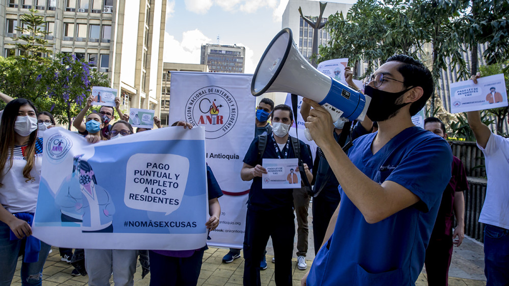 En Medellín, el plantón se realizó en las afueras del centro administrativo La Alpujarra. Participaron alrededor de 50 médicos FOTO JUAN ANTONIO SÁNCHEZ OCAMPO