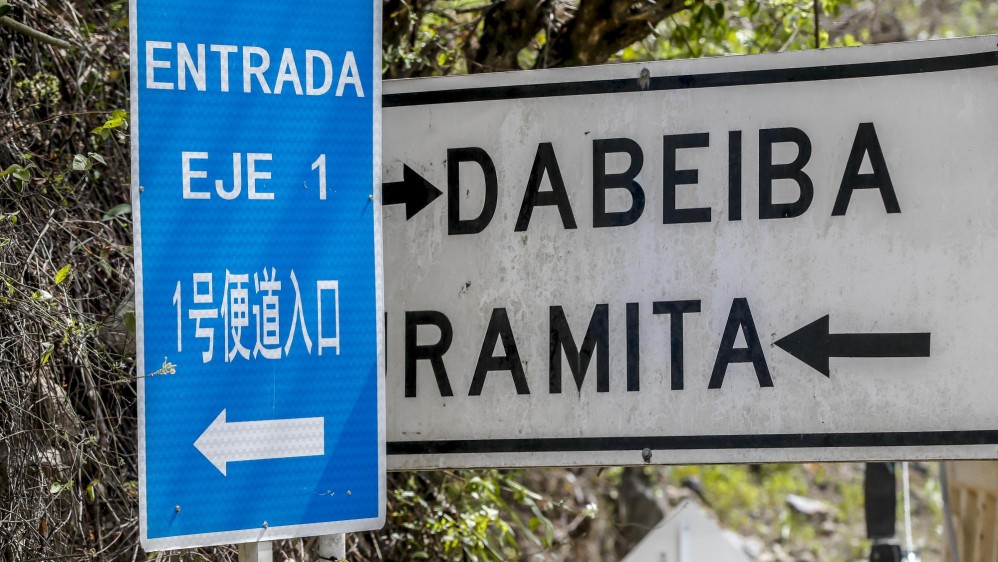 Los letreros en mandarín contrastan con las señalizaciones viales que existen en la vía a Urabá. Foto Juan Antonio Sánchez Ocampo
