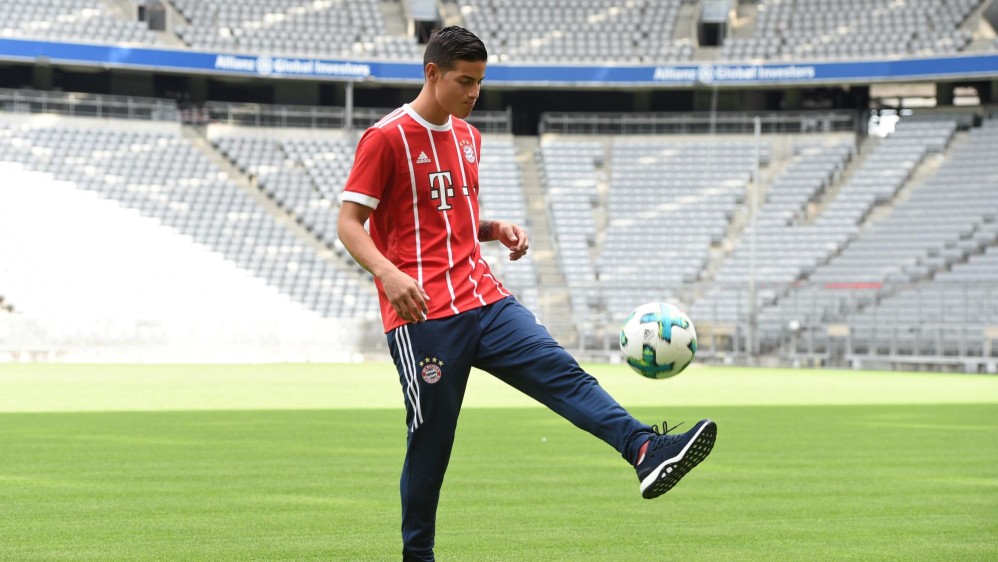Luego del evento, James saltó a la cancha del Allianz Arena para tocar el balón con la indumentaria de su nuevo equipo. FOTO REUTERS