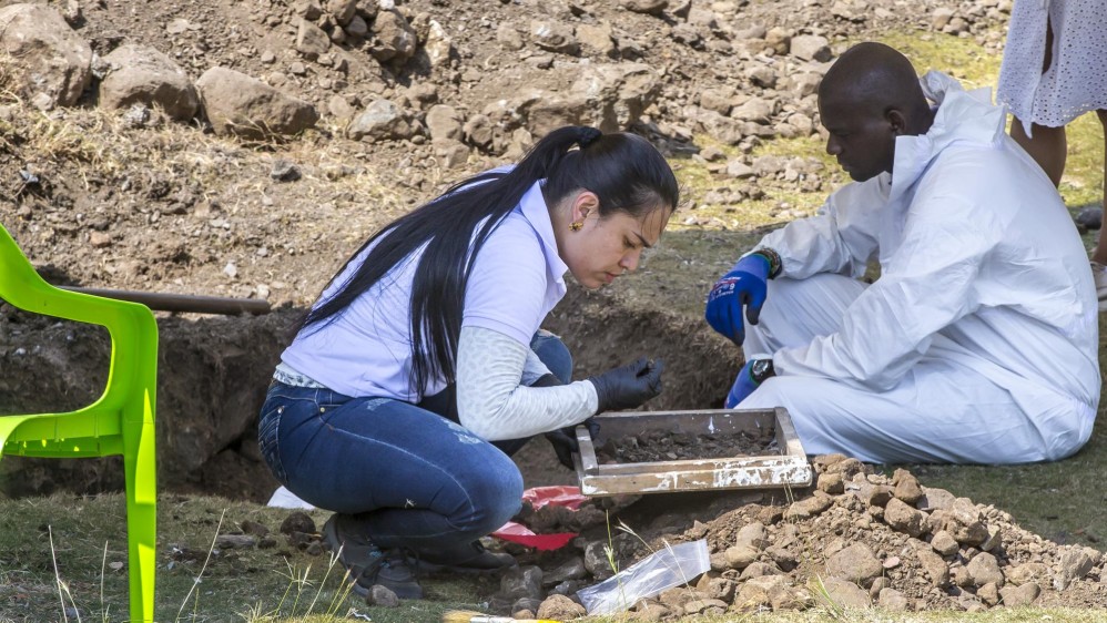 En Dabeiba se adelanta entrevistas y toma de muestra de ADN para cotejar con los cuerpos exhumados y facilitar su identificación. Foto Juan Antonio Sánchez Ocampo