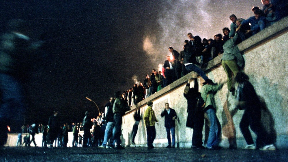 En la caída del muro de Berlín, los alemanes bailaron alegremente sobre los restos de concreto. Foto de archivo. FOTO REUTERS