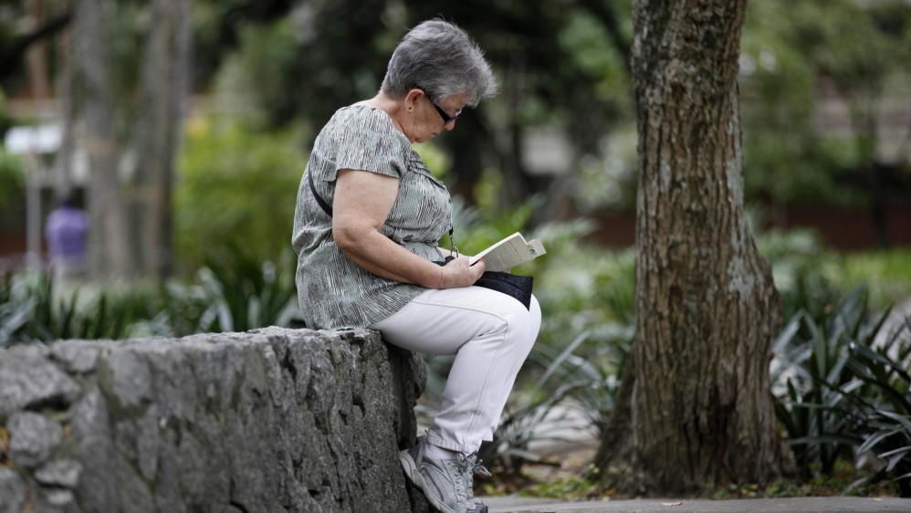 En medio de la agitada rutina de la ciudad, lectores espontáneos aprovechan un momento de calma para leer un buen libro. Foto: Manuel Saldarriaga.