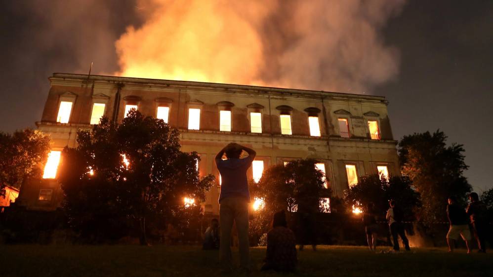 Cinco horas después, los bomberos habían logrado sofocar gran parte de las llamas, aunque seguían trabajando en su extinción total, indicó un fotógrafo de la AFP. FOTO REUTERS